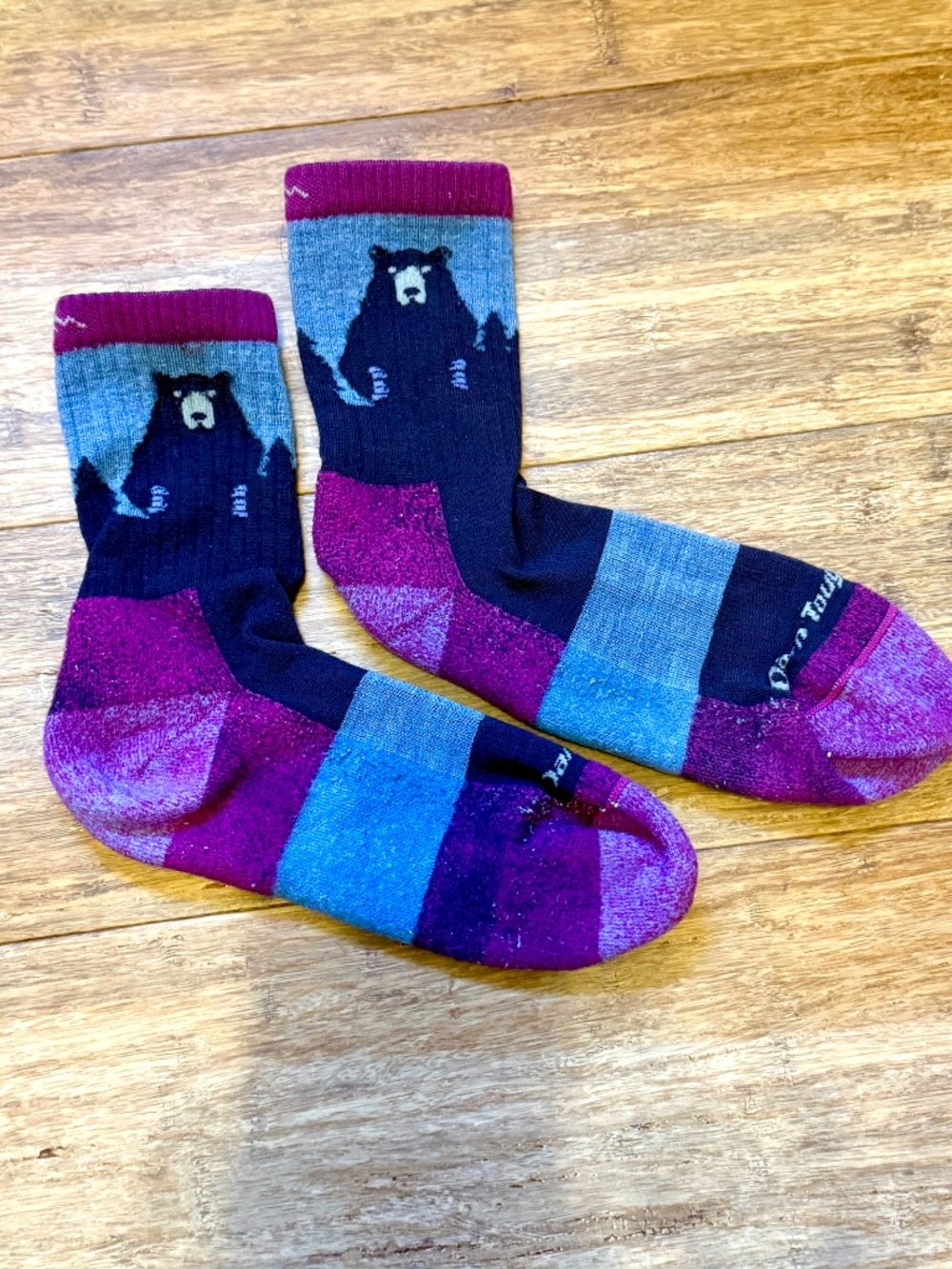 Darn Tough, Merino Wool Micro Crew Bear Town socks, Size Medium